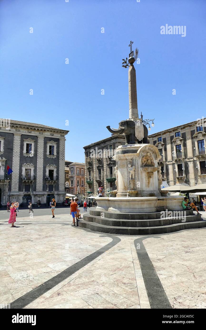CATANIA - 14 lug 2021: La Fontana con una statua romana di un elefante scolpito dal basalto a Catania Foto Stock
