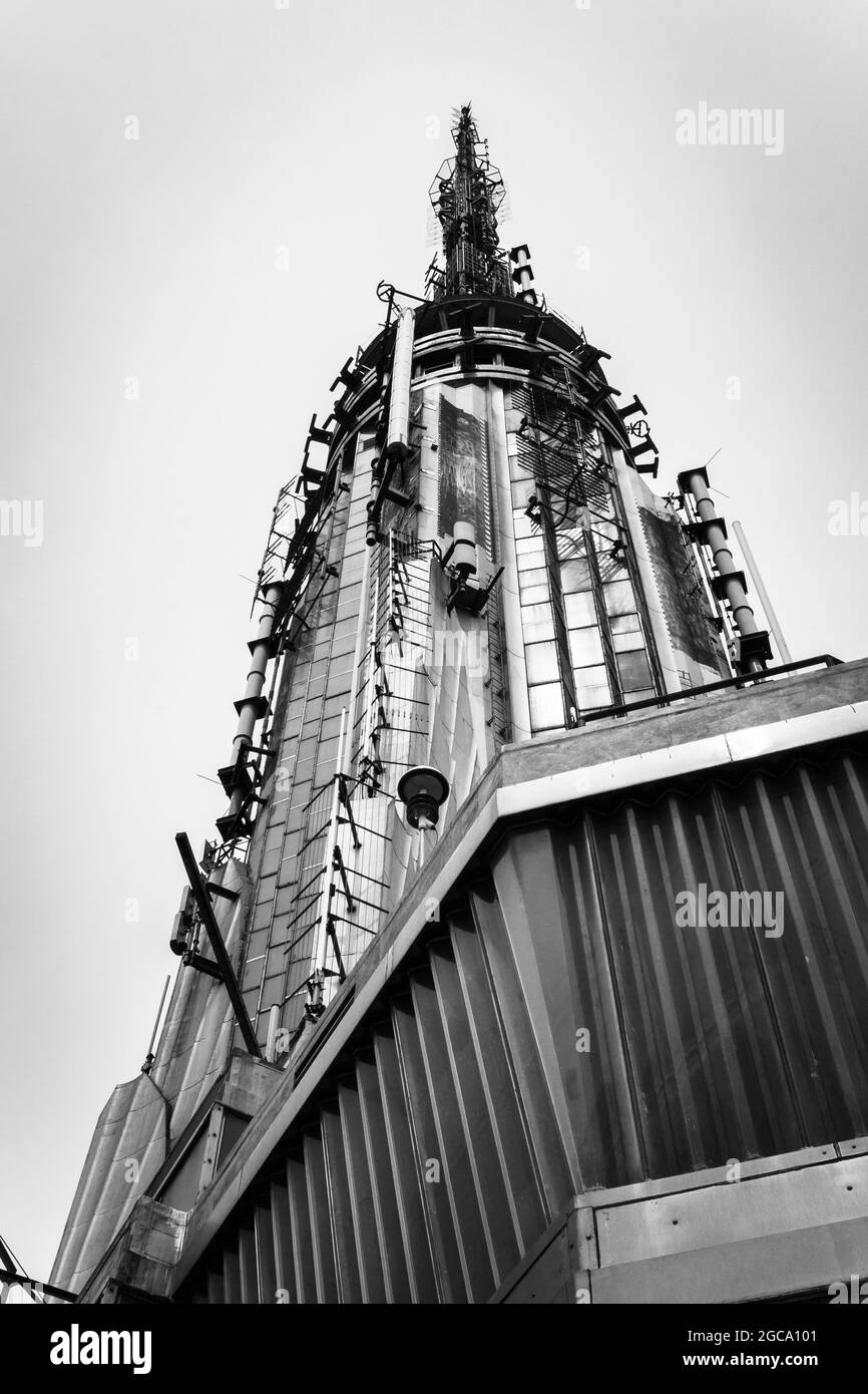 Vista sulla cima dell'Empire state Building dalla piattaforma di osservazione all'86esimo piano, New York City, NY, USA Foto Stock