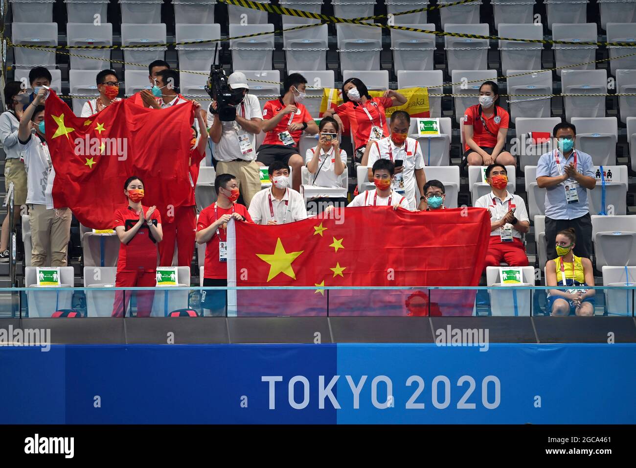 Pendenti cinesi sulla tribuna con bandiera cinese, bandiera. Nuoto sincronizzato, squadra di nuoto artistico routine gratuita. Aquatics Center il 7 agosto 2021, Giochi Olimpici estivi 2020, dal 23 luglio. - 08.08.2021 a Tokyo/Giappone. Foto Stock