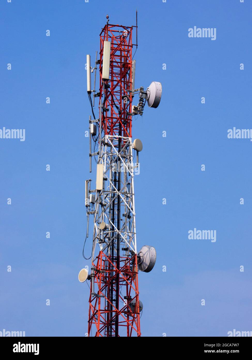 BTS Telecommunication. Una stazione ricetrasmittente di base (BTS) è  un'apparecchiatura che facilita la comunicazione wireless Foto stock - Alamy