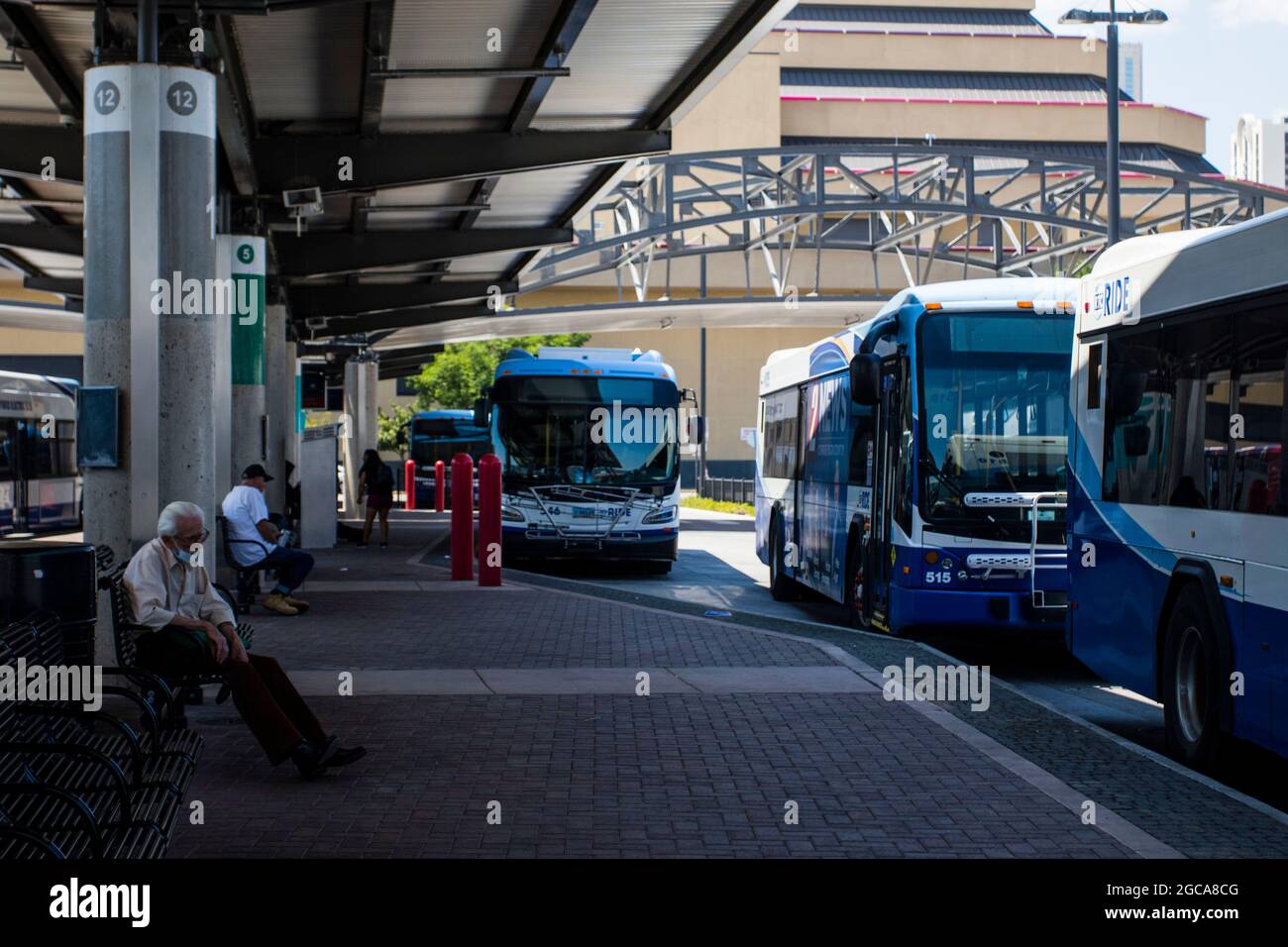 Reno, Nevada, Stati Uniti. 3 agosto 2021. I passeggeri vengono raffigurati bloccati a causa di uno sciopero del conducente dell'autobus. I conducenti degli autobus vanno in sciopero dopo che le negazioni sindacali non sono riuscite. La città è senza mezzi di trasporto pubblico. (Credit Image: © Ty o'Neil/SOPA Images via ZUMA Press Wire) Foto Stock