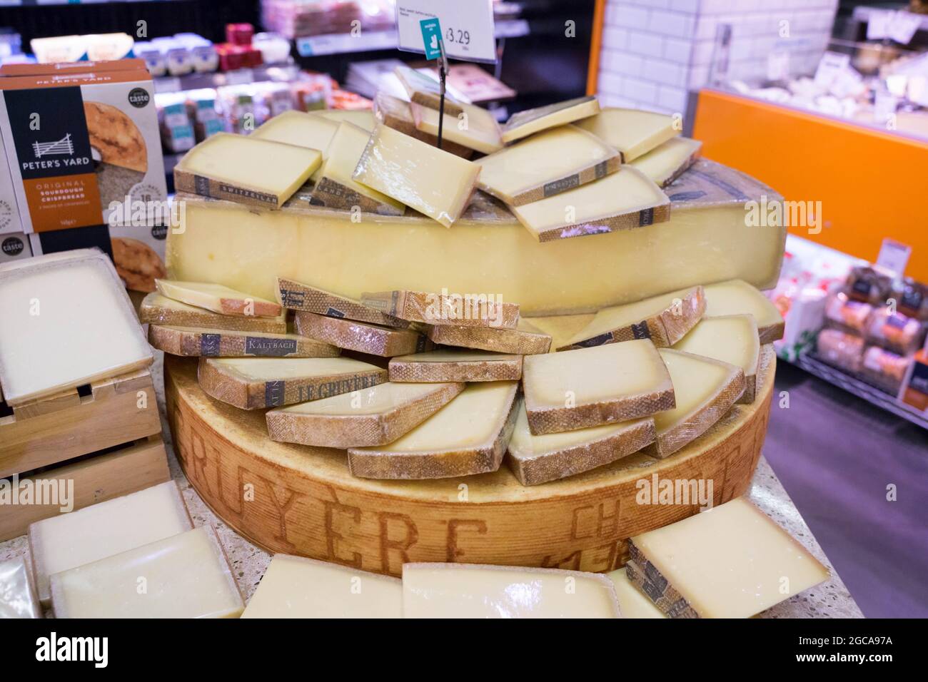 Fette di formaggio triangolare al mercato alimentare intero vicino Piccadilly circus Londra Inghilterra Regno Unito Foto Stock