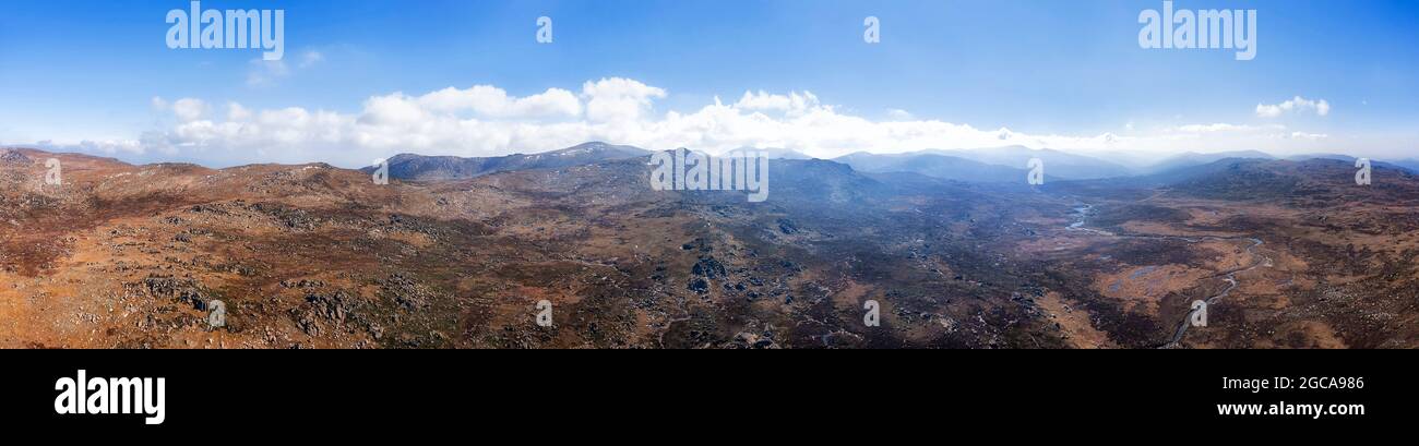 Monte Kosciuszko vetta e vetta - la montagna più tollest in Australia, le Snowy Mountains ampio panorama aereo. Foto Stock