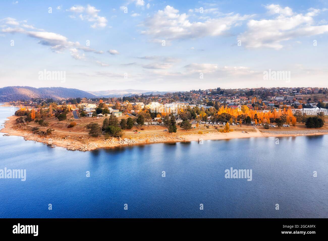 Lago di Jindabyne città costiera sul lago Jindabyne e fiume nevoso in Australia Snowy Mountains - vista aerea lago. Foto Stock