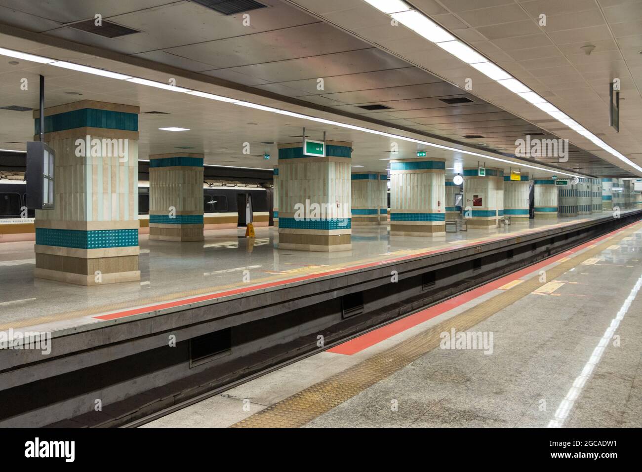 Stazione della metropolitana vuota. Nessuna gente Foto Stock