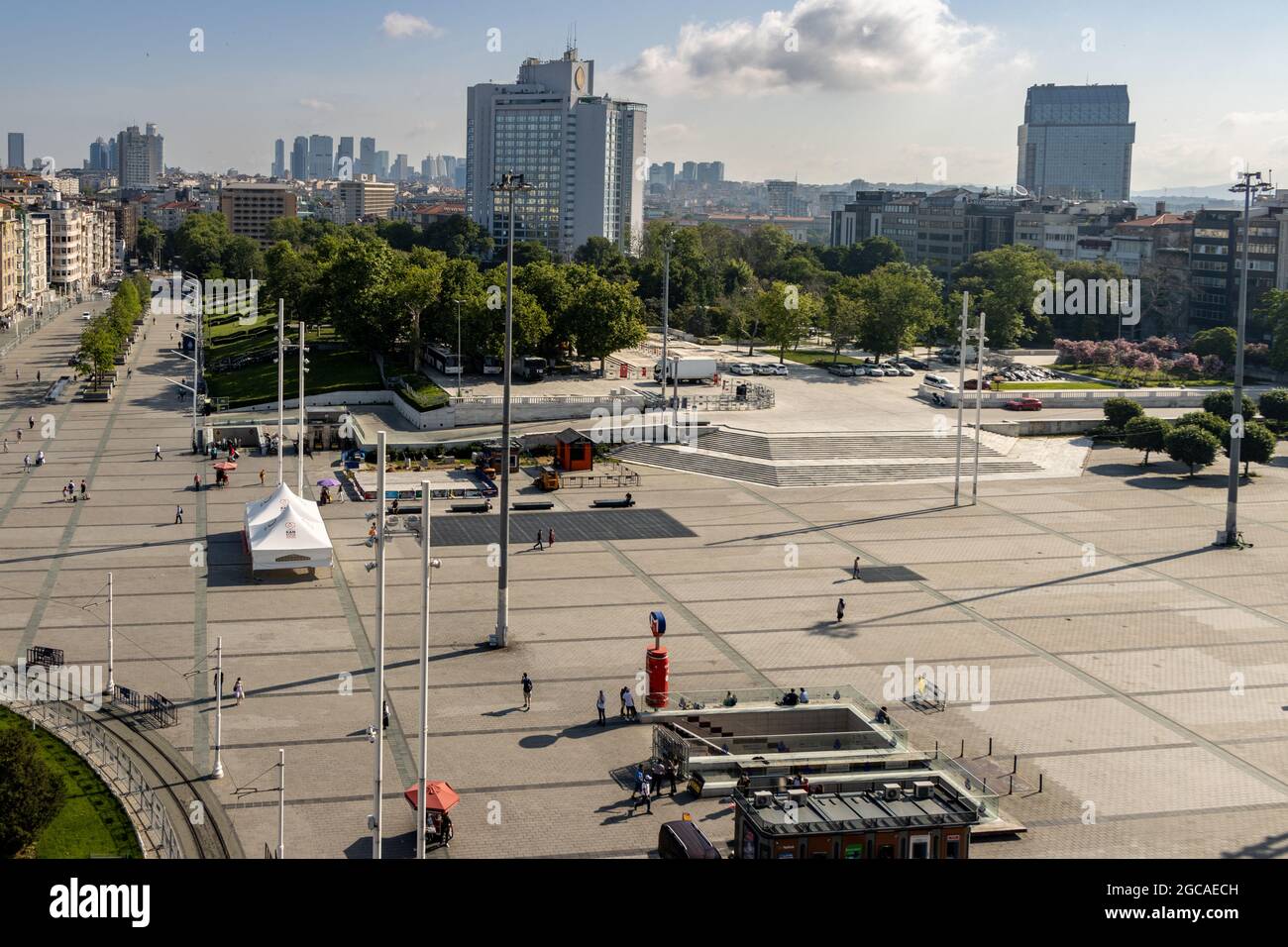Taksim, Istanbul, Turchia - Giugno 26 2021: Vista aerea del centro di Istanbul, di Piazza Taksim e del Parco Gezi. Popolare destinazione turistica Foto Stock