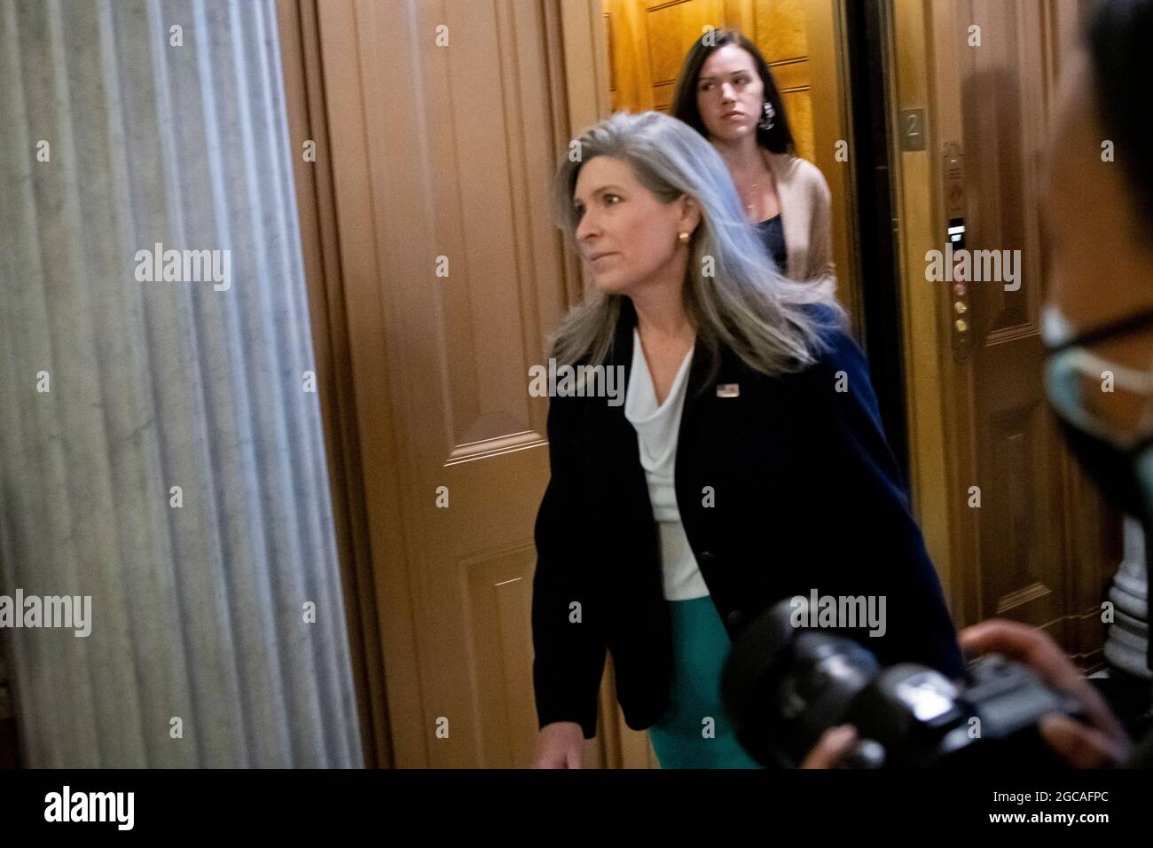 Washington, Stati Uniti d'America. 07 agosto 2021. Il senatore degli Stati Uniti Joni Ernst (Repubblicano dell'Iowa) arriva alla Camera del Senato durante un voto al Campidoglio degli Stati Uniti a Washington, DC, Sabato 7 agosto 2021. (Foto di Rod Lamkey/CNP/Sipa USA) Credit: Sipa USA/Alamy Live News Foto Stock