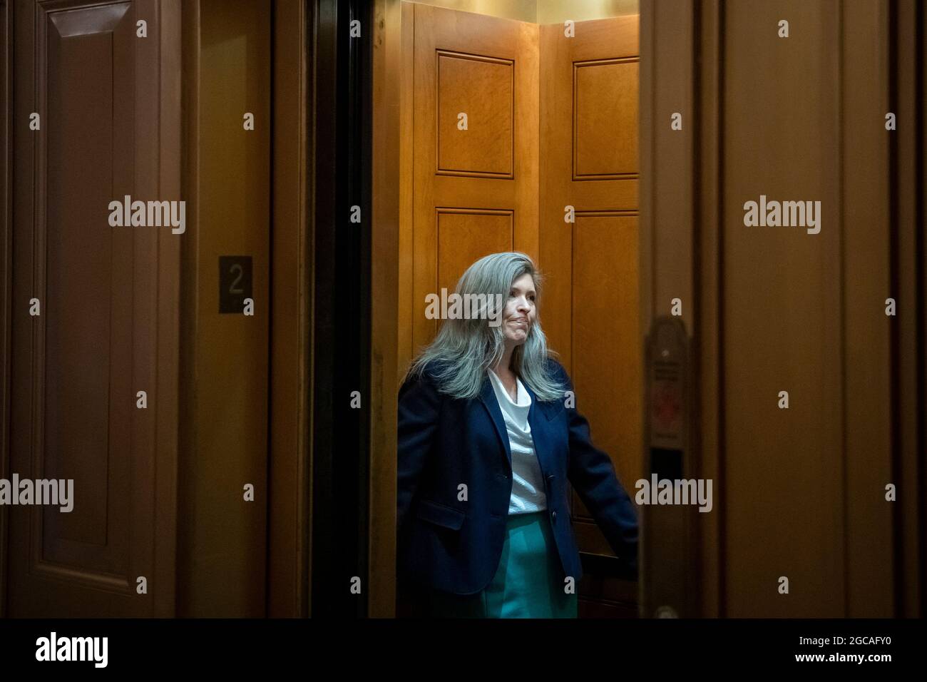 Washington, Stati Uniti d'America. 07 agosto 2021. La senatrice degli Stati Uniti Joni Ernst (Repubblicana dell'Iowa) sale su un ascensore quando esce dalla camera del Senato durante un voto al Campidoglio degli Stati Uniti a Washington, DC, sabato 7 agosto 2021. (Foto di Rod Lamkey/CNP/Sipa USA) Credit: Sipa USA/Alamy Live News Foto Stock