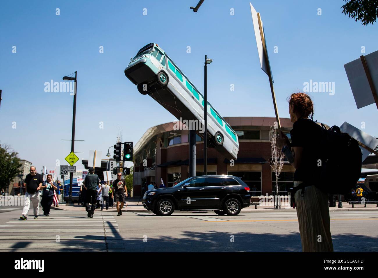 Reno, Stati Uniti. 3 agosto 2021. I dimostranti camminano intorno ad una stazione degli autobus durante lo sciopero.i driver del bus vanno sullo sciopero dopo le negazioni dell'Unione non riuscite. La città è senza mezzi di trasporto pubblico. (Foto di Ty o'Neil/SOPA Images/Sipa USA) Credit: Sipa USA/Alamy Live News Foto Stock