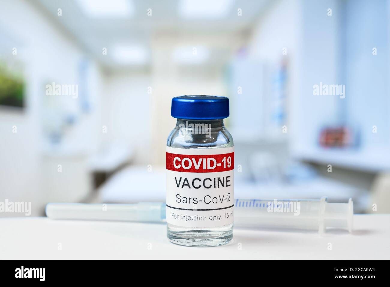 Vaccino COVID-19 in studio medico, flaconcino con vaccino del coronavirus in clinica o centro di vaccinazione. Concetto di corona virus, iniezione di vaccino, Foto Stock