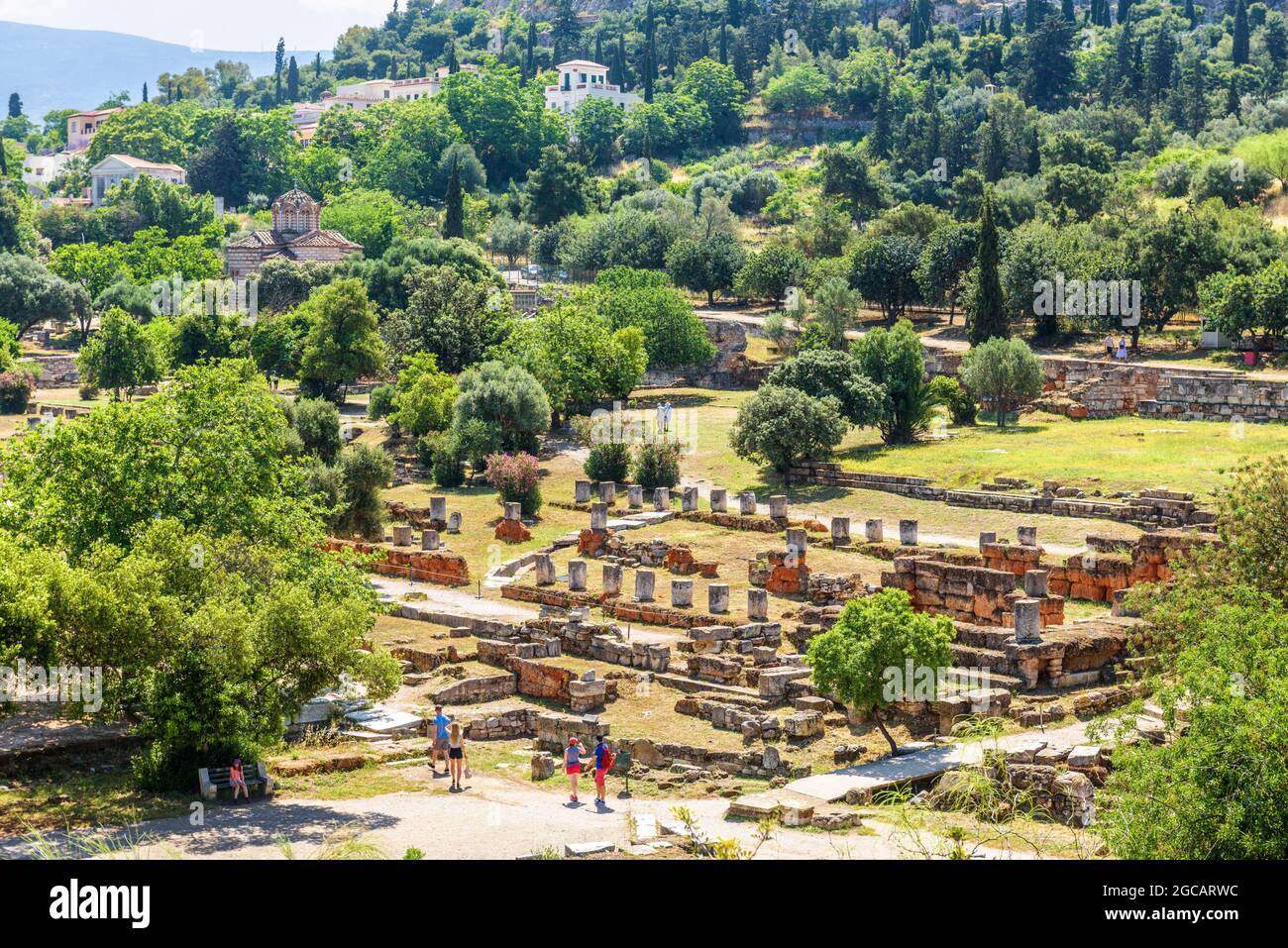 Antica Agora ad Atene, Grecia. Panorama delle rovine greche ai piedi dell'Acropoli. Paesaggio urbano della vecchia Atene in estate. Scenario di parco turistico con rema Foto Stock