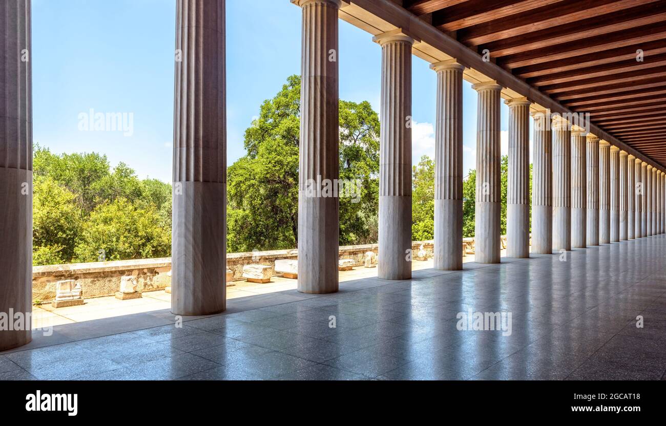 Edificio classico nell'antica Agora greca, Atene, Grecia. Panorama all'interno delle Stoa di Attalos, punto di riferimento della vecchia Atene. Concetto di stile antico, educatio Foto Stock