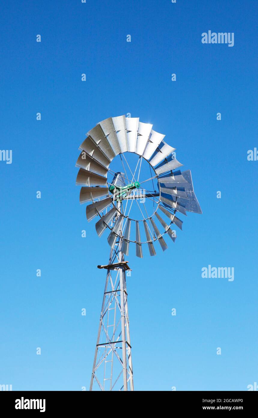 Metallo mulino a vento come questo sono luogo comune in zone rurali in Australia per pompare acqua. Foto Stock