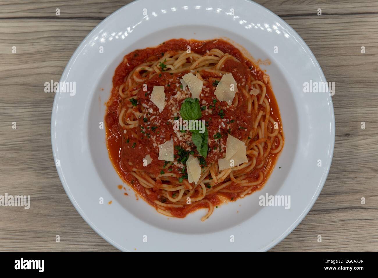 Vista dall'alto di una ricca ciotola di spaghetti in salsa marinara per quel particolare appetito di pasta. Foto Stock