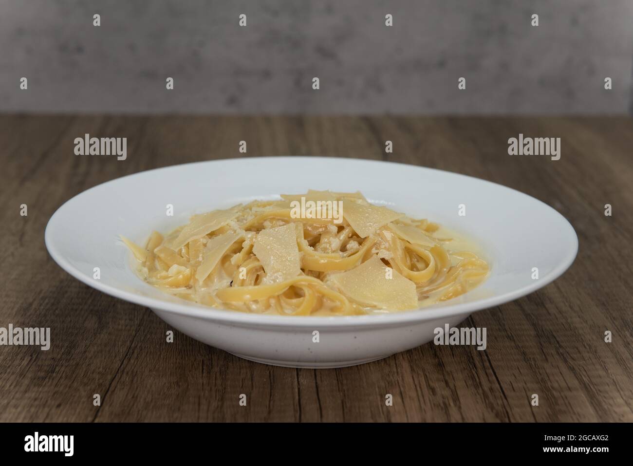 Abbondante ciotola di fettuccini alfredo per quel particolare appetito per gli spaghetti di pasta. Foto Stock