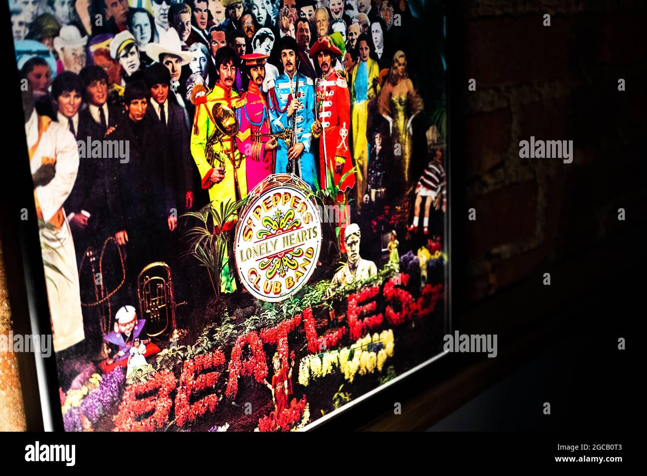 Dettaglio primo piano sul fronte dei Beatles Sgt. Pepper's Lonely Hearts Club Band Vinyl Record copertina appoggiata contro Brick Wall Foto Stock