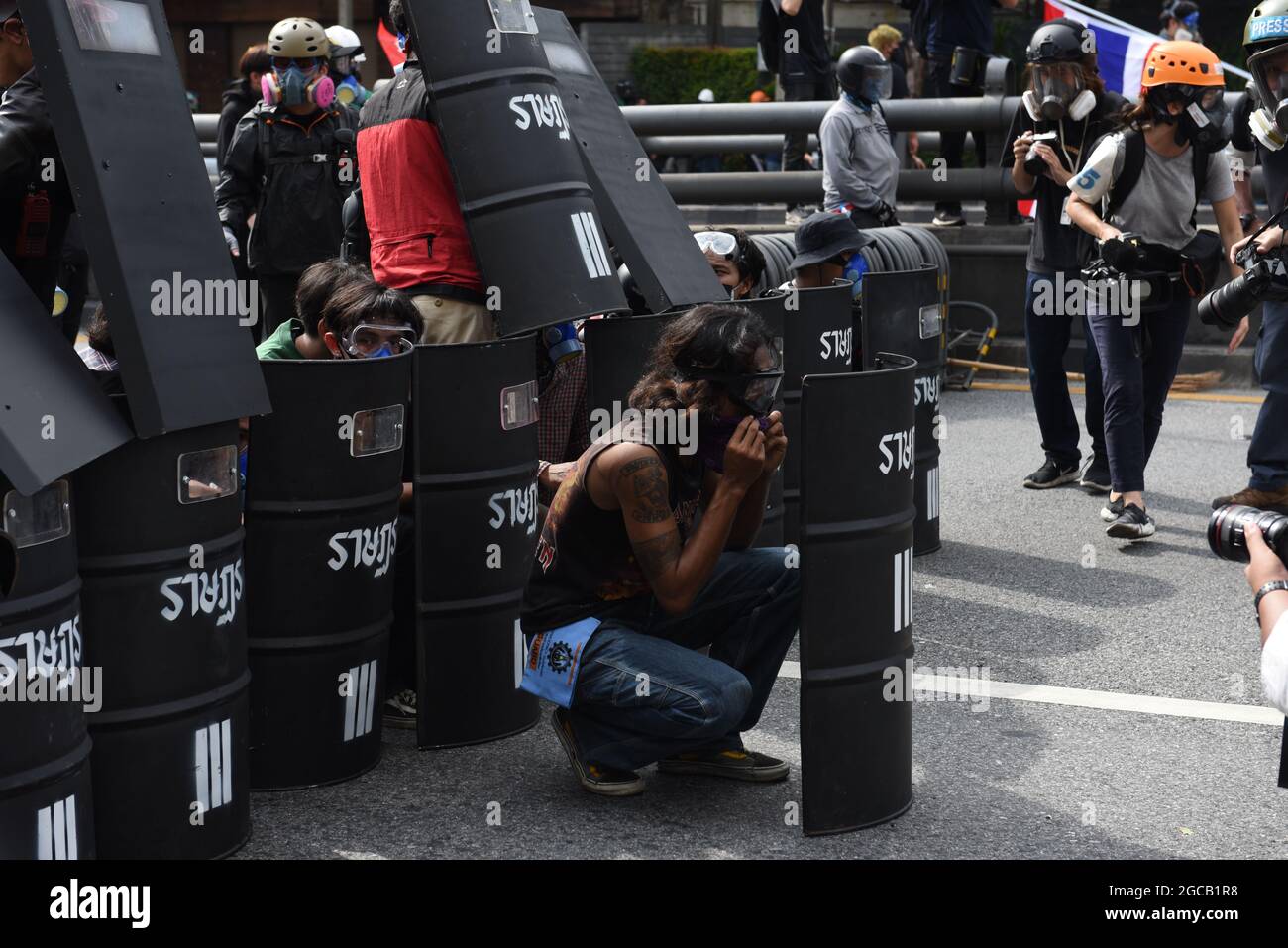 Bangkok, Thailandia. 07 agosto 2021. THAILANDIA : la polizia di controllo della folla usa il gas lacrimogeno per attaccare i manifestanti anti anti anti-governativi su DIN Daeng Road per i manifestanti per terminare le dimostrazioni il 7 agosto 2021. (Foto di Teera Noisakran/Pacific Press) Credit: Pacific Press Media Production Corp./Alamy Live News Foto Stock