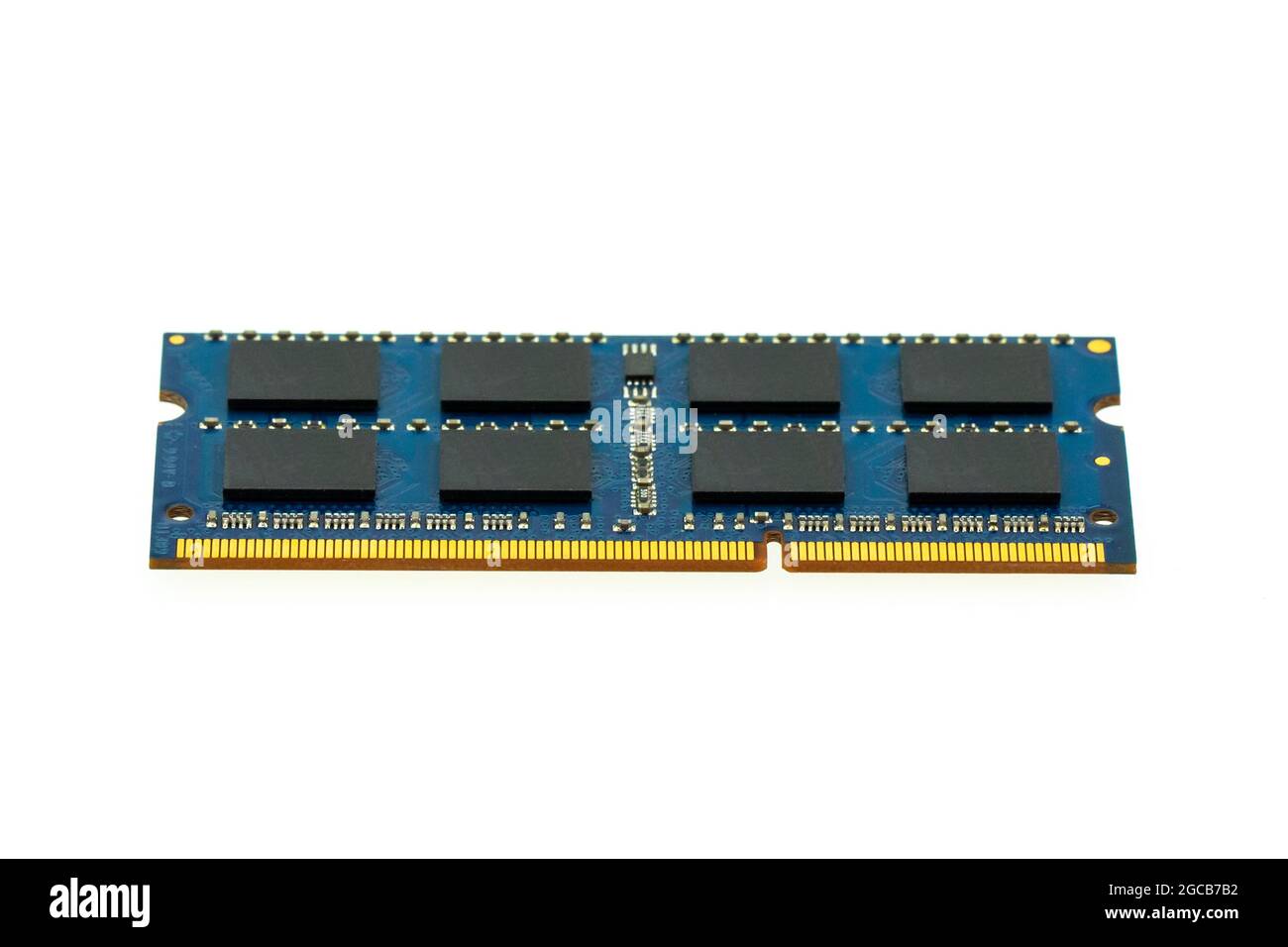 Immagine di una memoria RAM su sfondo bianco. Apparecchiature e hardware per computer. Foto Stock