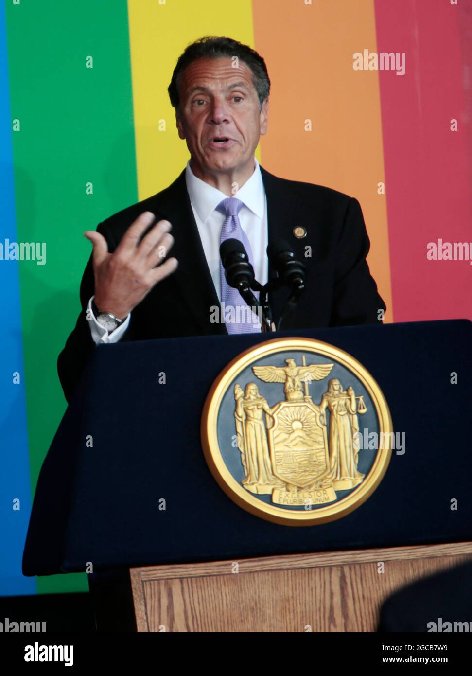 NEW YORK, NY- GIUGNO 24: Il Governatore dello Stato di New York Andrew Cuomo firma il Gender Recognition Act del decimo anniversario del Marriage Equality Act al Pier 59 a New York City il 24 giugno 2021. Credito: Mpi43/MediaPunch Foto Stock