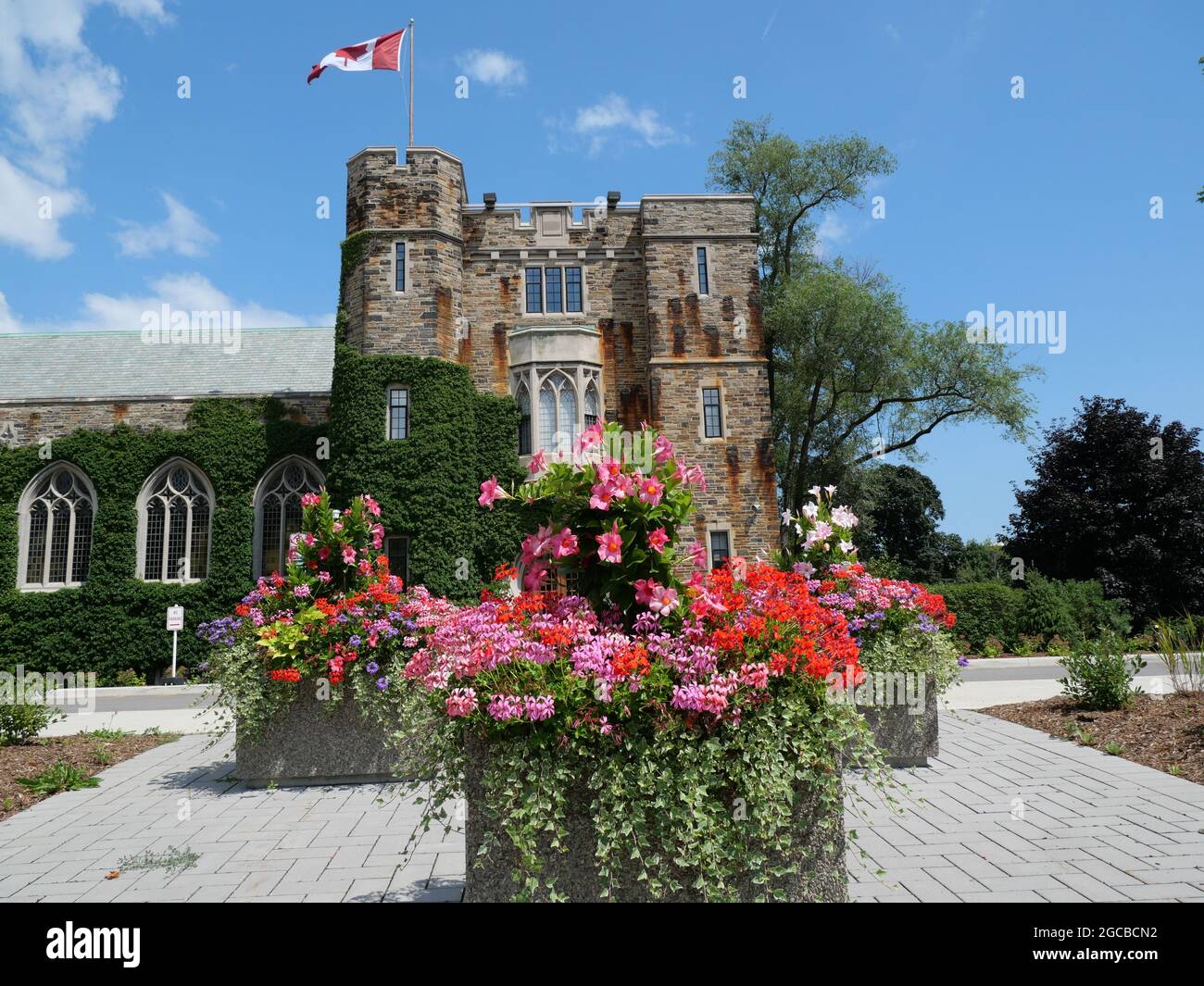 La facciata in pietra gotica dell'Havergal College, una scuola privata d'elite nel Nord di Toronto Foto Stock