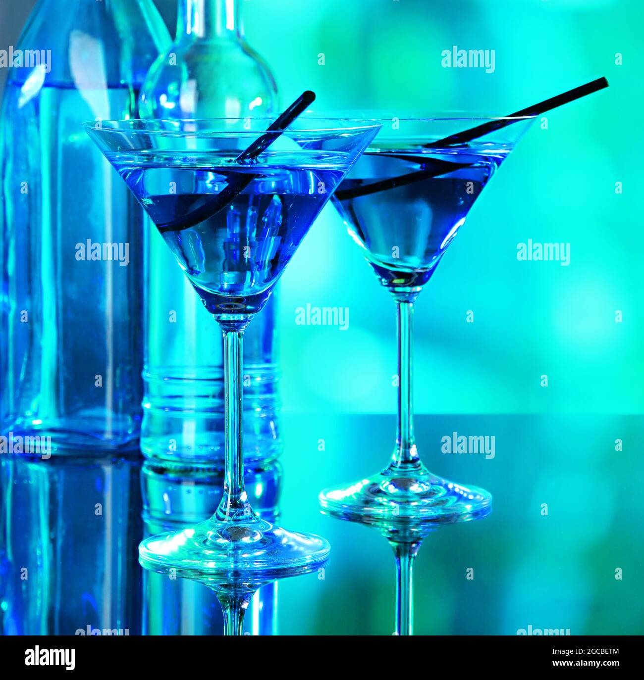 Bicchieri di cocktail su sfondo lucido Foto stock - Alamy