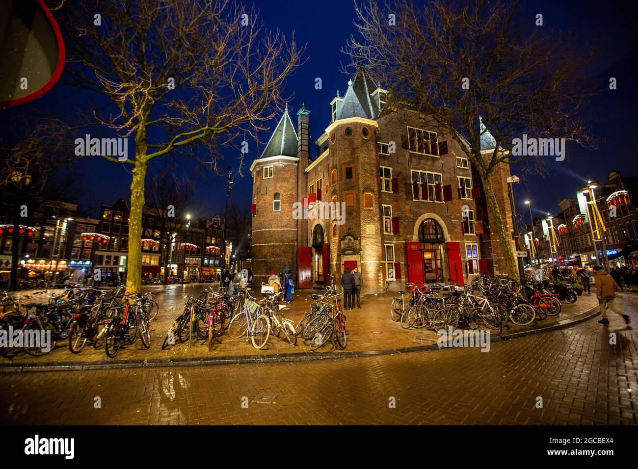 Vista notturna di De Waag a Nieuwmarkt ad Amsterdam, Olanda del Nord, Paesi Bassi Foto Stock