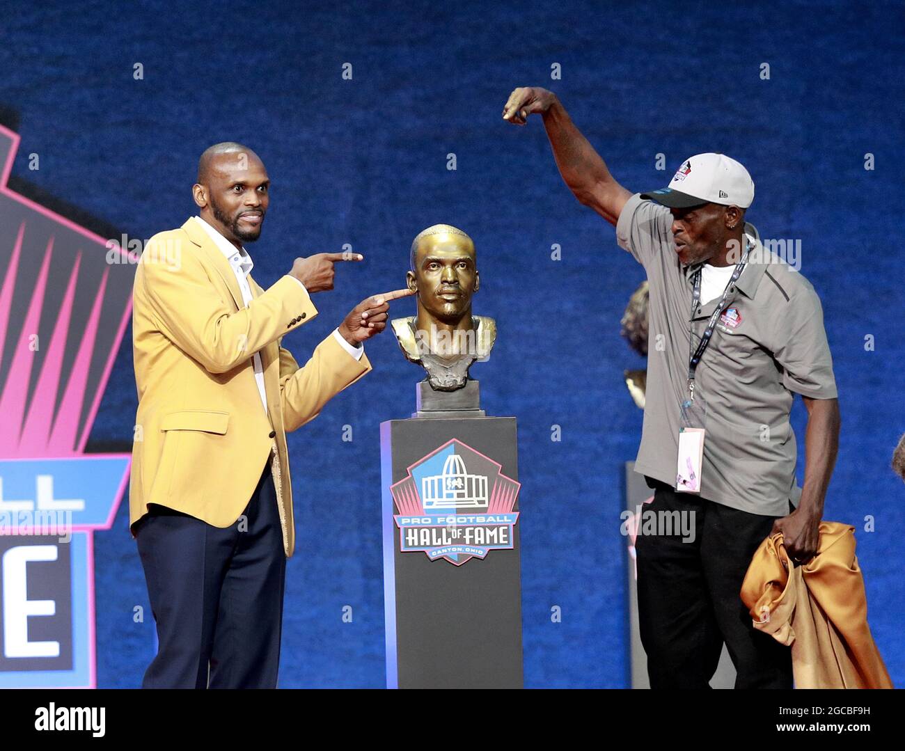 Canton, Stati Uniti. 07 agosto 2021. La classe di 2020 inductee, Isaac Bruce, si preoccupa del suo busto accanto al fratello Sam, durante la sua entrata nella Pro Football Hall of Fame al Tom Benson Hall of Fame Stadium di Canton, Ohio, sabato 7 agosto 2021. Foto di Aaron Josefczyk/UPI Credit: UPI/Alamy Live News Foto Stock