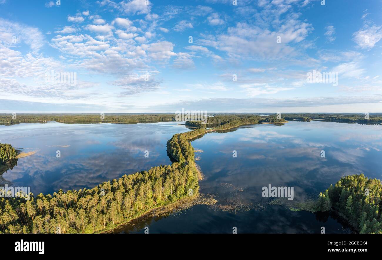 Boreal aka taiga foreste e lago nella regione del lago Saimaa in Finlandia Foto Stock