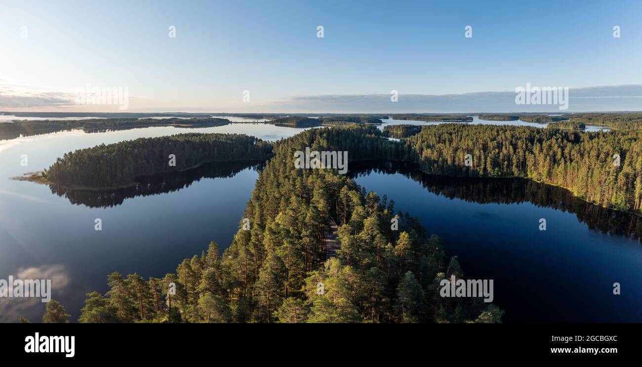 La foresta di taiga e i laghi della regione di Saimaa in Finlandia Foto Stock