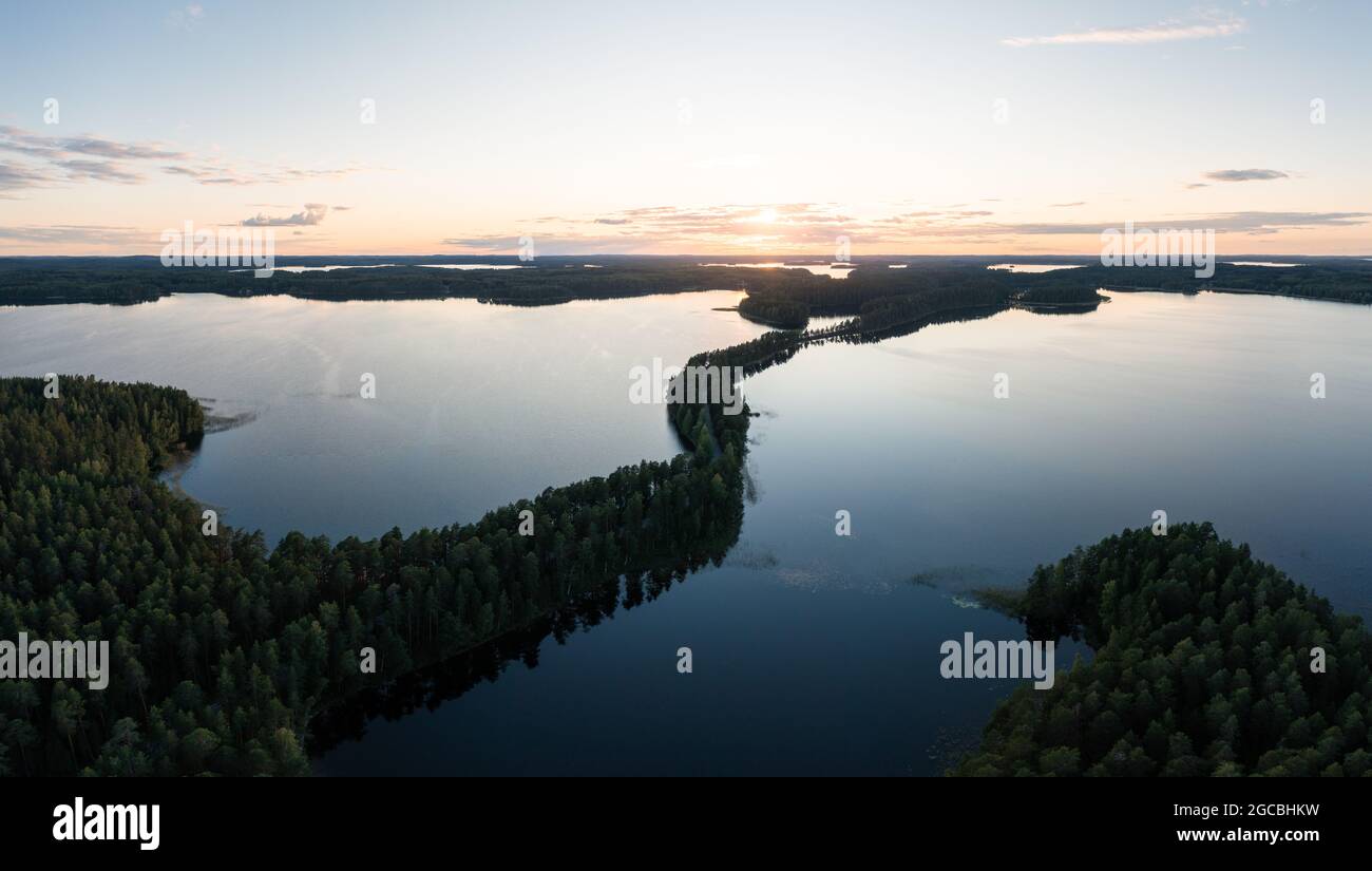 Vista aerea dell'area panoramica di Punkaharju al tramonto in Finlandia. Foto Stock