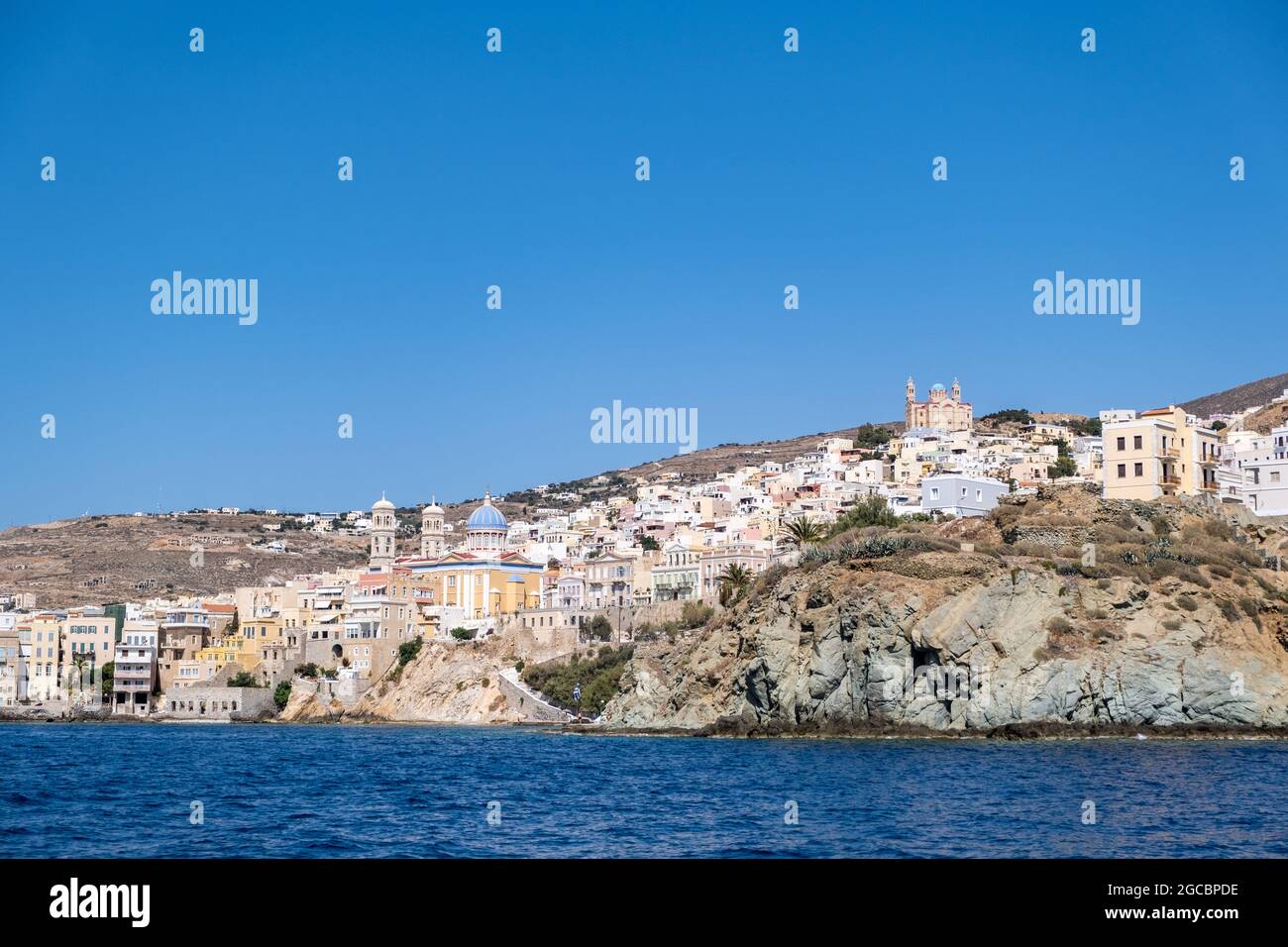 Isola di Syros, Cicladi, Grecia. Ermoupolis paesaggio urbano. Edifici tradizionali in collina sul mare. Sole greco mar Egeo, vacanza estiva. Foto Stock