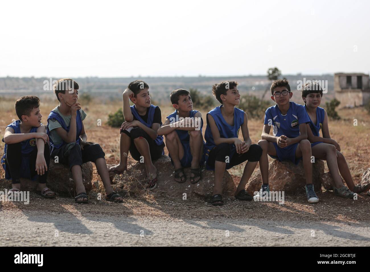 Città di Idlib, Siria. 07 agosto 2021. I bambini siriani partecipano a un evento su piccola scala in stile olimpico organizzato da volontari dell'organizzazione di soccorso violetto per i bambini sfollati interni. L'evento sportivo è organizzato in collaborazione con i Giochi Olimpici di Tokyo 2020 per richiamare l'attenzione sulle condizioni all'interno dei campi profughi di coloro che sono stati costretti a sfollarsi a causa del conflitto civile siriano. Credit: ANAS Alkharboutli/dpa/Alamy Live News Foto Stock