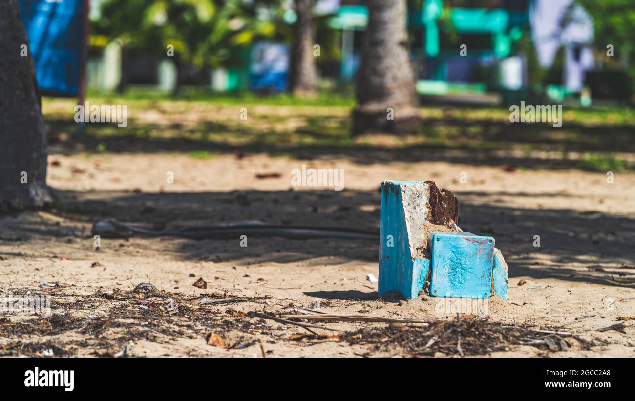 Rovine colorate di cemento sulla spiaggia tropicale danneggiate dall'uragano Foto Stock