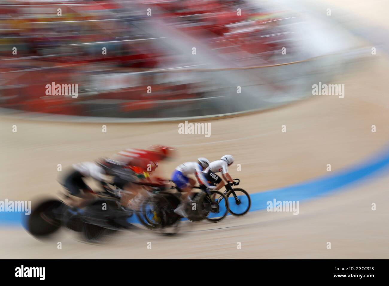 Tokyo, Kanto, Giappone. 8 agosto 2021. Il campo della corsa femminile di eliminazione dell'omnio corre in pista durante i Giochi Olimpici estivi di Tokyo 2020 all'Izu Velodrome. Jennifer Valente (USA) che ha vinto la medaglia d'oro nell'omnio guida il campo. (Credit Image: © David McIntyre/ZUMA Press Wire) Credit: ZUMA Press, Inc./Alamy Live News Foto Stock