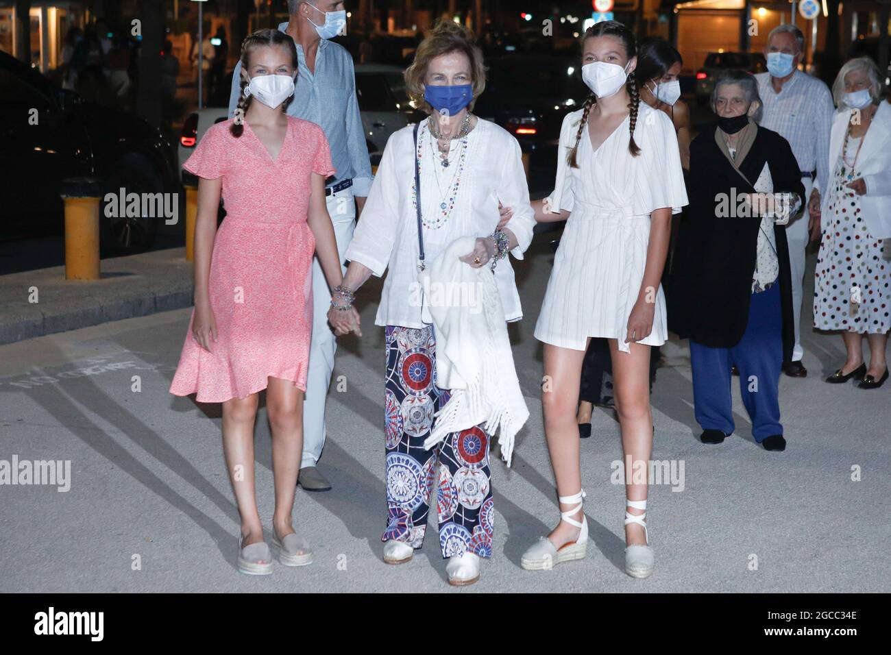 Re Felipe, la regina Letizia, la principessa Leonor, la principessa Sofia, la regina Sofia e la principessa Irene di Grecia lasciano il ristorante Ola de Mar dopo una cena di famiglia a Palma de Mallorca, Spagna, l'8 agosto del 2021. Foto di Archie Andrews/ABACAPRESS.COM Foto Stock