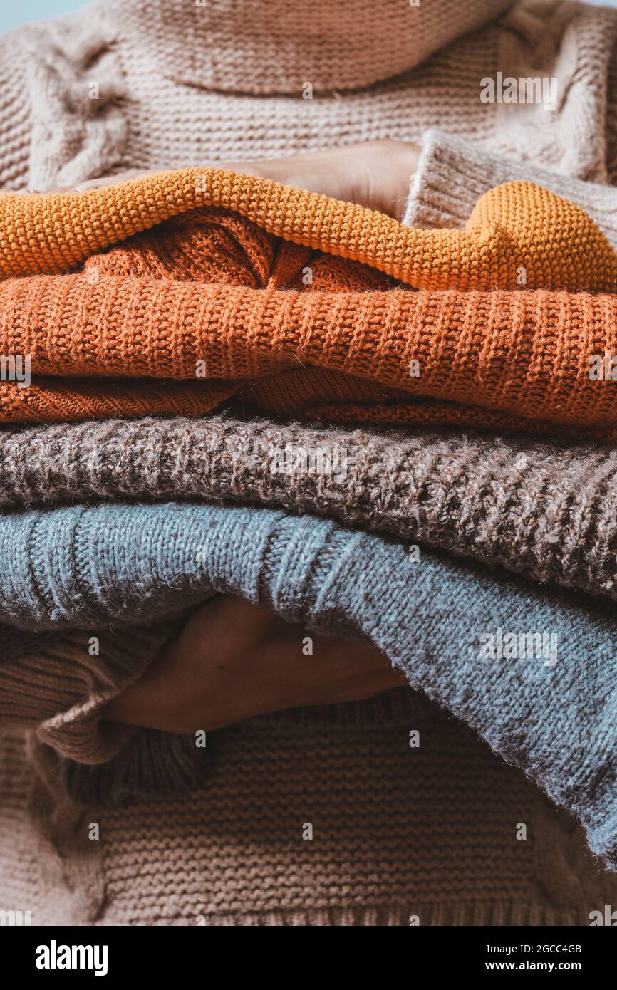 Colpo corto di una donna che tiene maglia caldo pullover. Preparare i  vestiti per la prossima stagione fredda. Pullover a maglia calda nelle mani  di una giovane donna Foto stock - Alamy