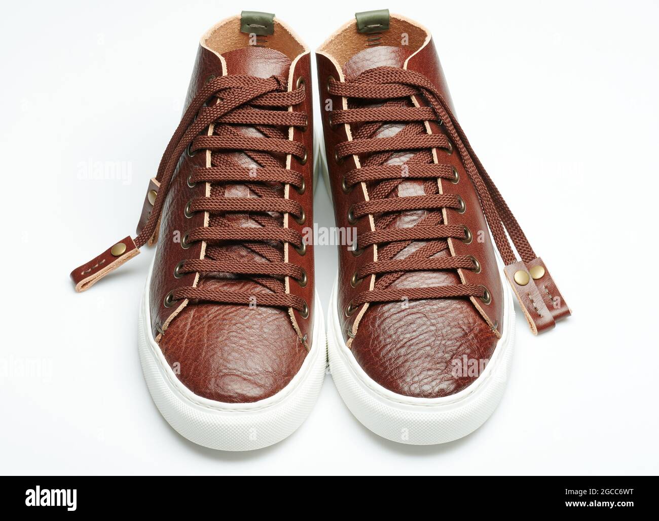 Paio di scarpe da ginnastica marrone in vera pelle isolate su sfondo studio Foto Stock