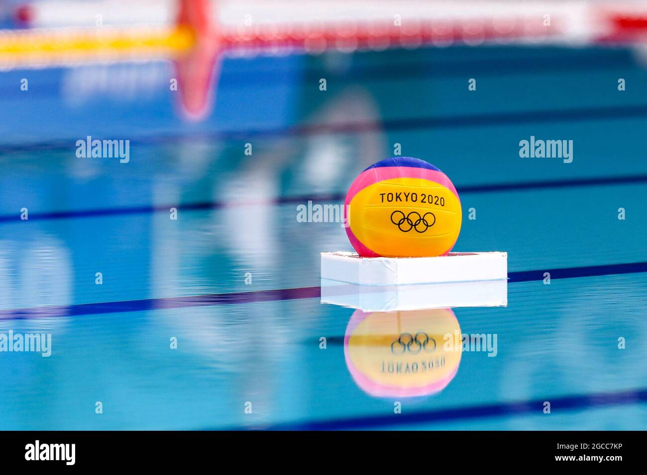 TOKYO, GIAPPONE - 8 AGOSTO: Matchball Mikasa durante il torneo olimpico di Waterpolo di Tokyo 2020 Medaglia d'oro maschile tra la Grecia e la Serbia presso il centro di Waterpolo di Tatsumi l'8 agosto 2021 a Tokyo, Giappone (Foto di Marcel ter Bals/Orange Pictures) Foto Stock