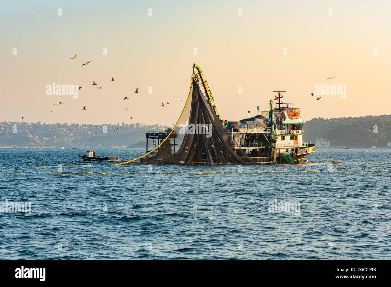 Barche da pesca e pescatori sul Bosforo a Istanbul, Turchia Ottobre - 2020. Foto Stock