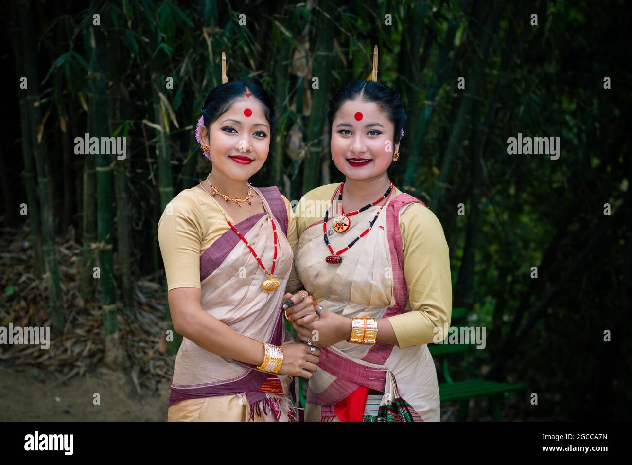 le ragazze isolate vestite tradizionale in festa con immagine di sfondo sfocata è presa in occasione del bihu ad assam india. Foto Stock