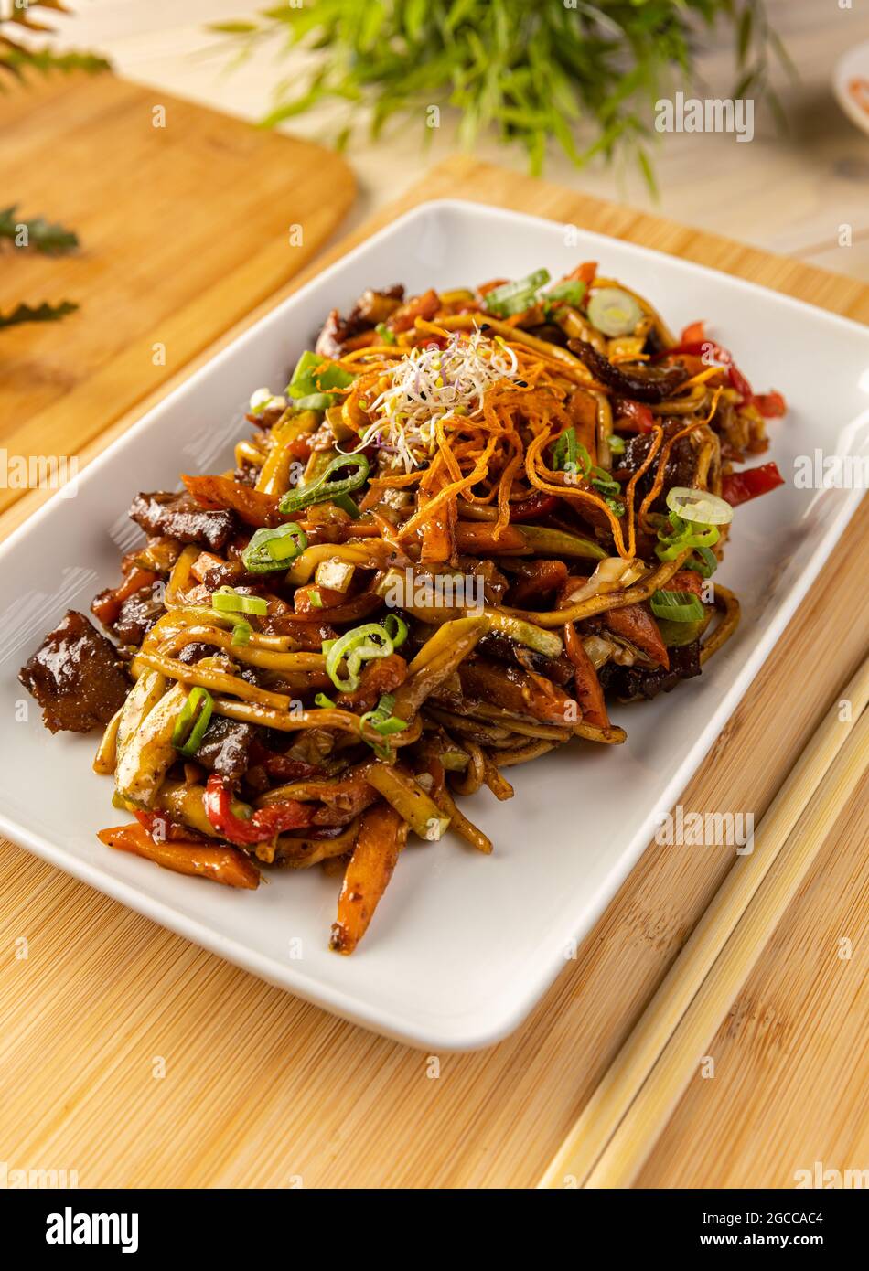 Primo piano di maiale mescolato fritto con tagliatelle e verdure Foto Stock