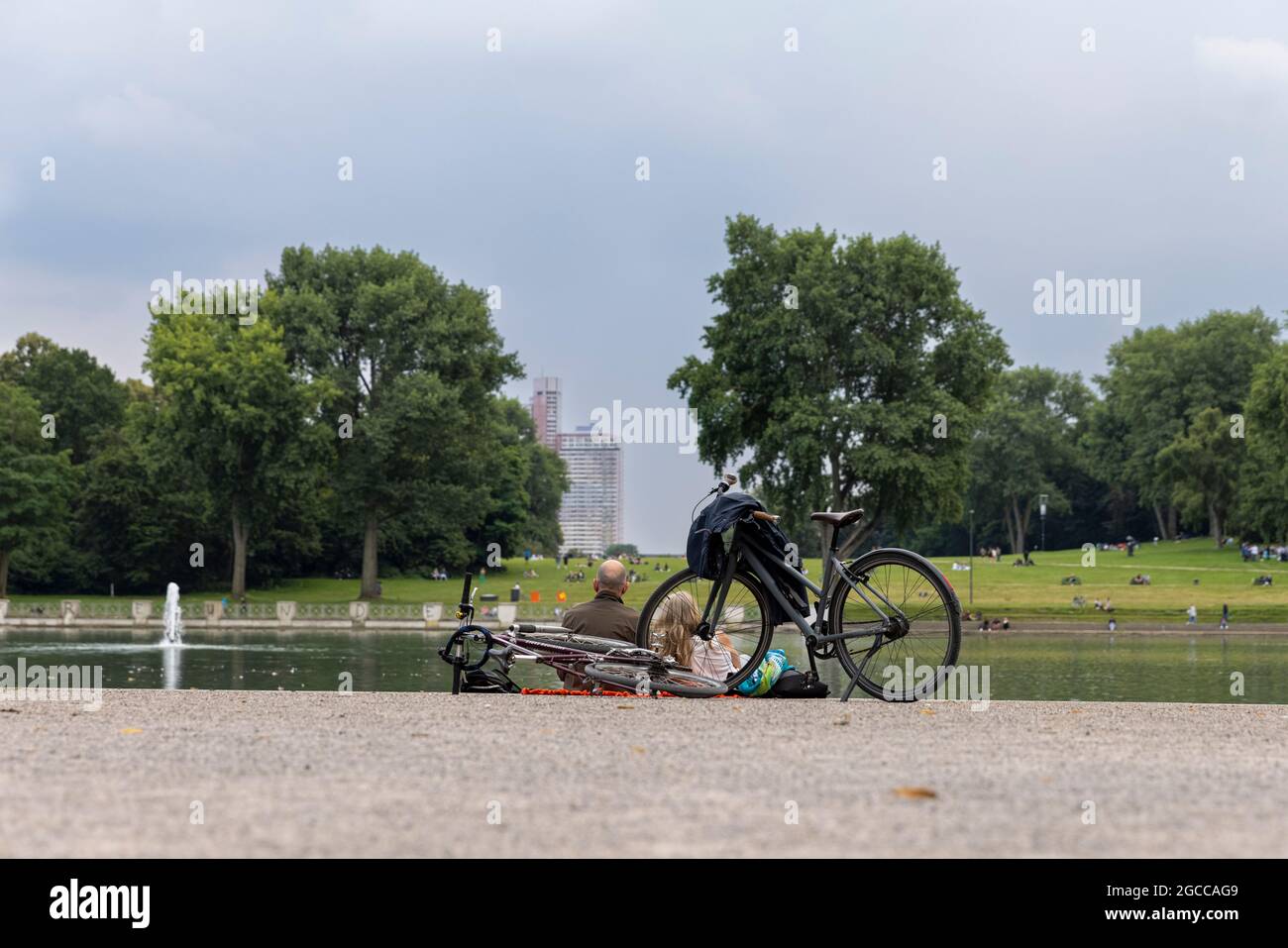 Aachener - stagno a Colonia è un piccolo lago artificiale e un luogo popolare per appendere intorno e incontrare gli amici. Foto Stock