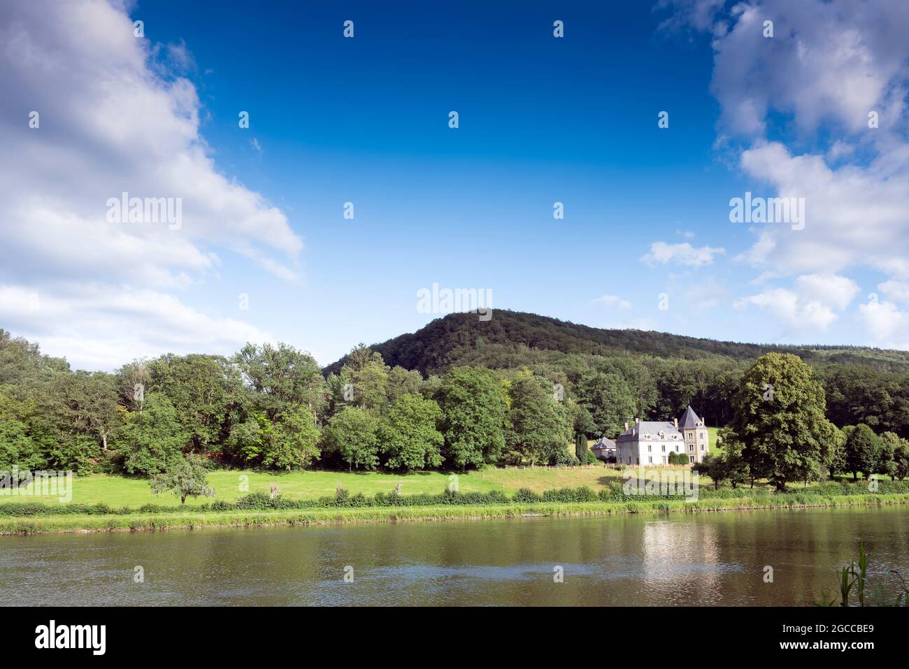 grande palazzo vicino al fiume maas nella campagna delle ardenne francesi nel nord della francia Foto Stock