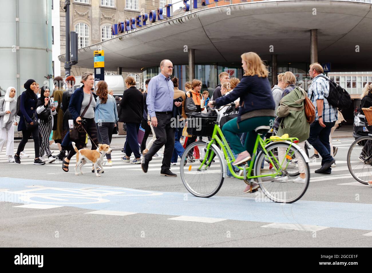 Copenaghen, Danimarca - 4 settembre 2019: Persone fuori dalla stazione ferroviaria Norreport. Foto Stock
