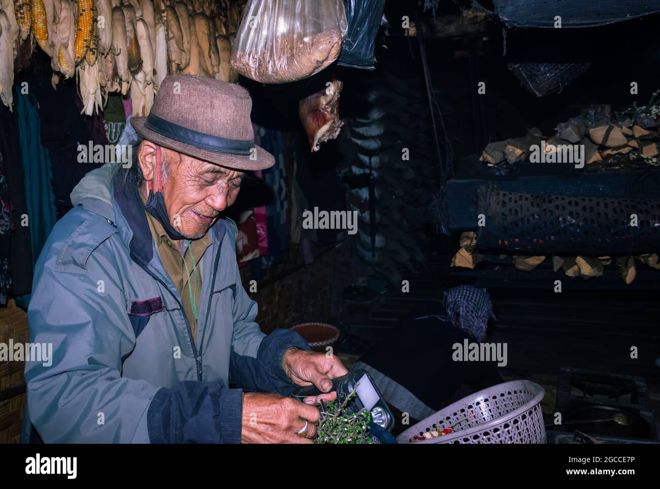 gli uomini tribali di apatani l'espressione facciale nella sua casa con immagine di sfondo sfocata è presa a ziro arunachal pradesh india. è una delle tribù più antiche Foto Stock