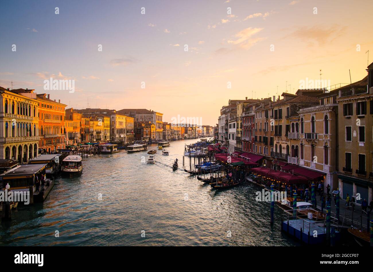 Tramonto a Venezia con una gondola sullo sfondo del canale e degli edifici Foto Stock