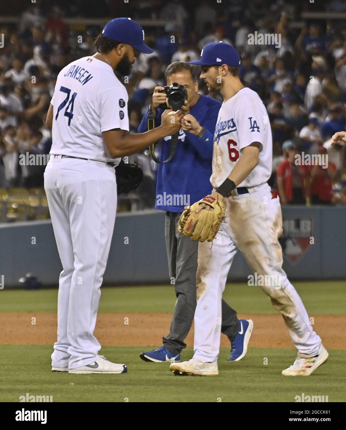 Los Angeles, Stati Uniti. 8 agosto 2021. Il secondo baseman di Los Angeles Dodgers, Trea Turner (6), celebra la vittoria dei Dodgers nel 5-3 sugli Angeli di Los Angeles con il lanciatore di chiusura Kenley Jansen (74) al Dodger Stadium di Los Angeles sabato 7 agosto 2021. Foto di Jim Ruymen/UPI Credit: UPI/Alamy Live News Foto Stock