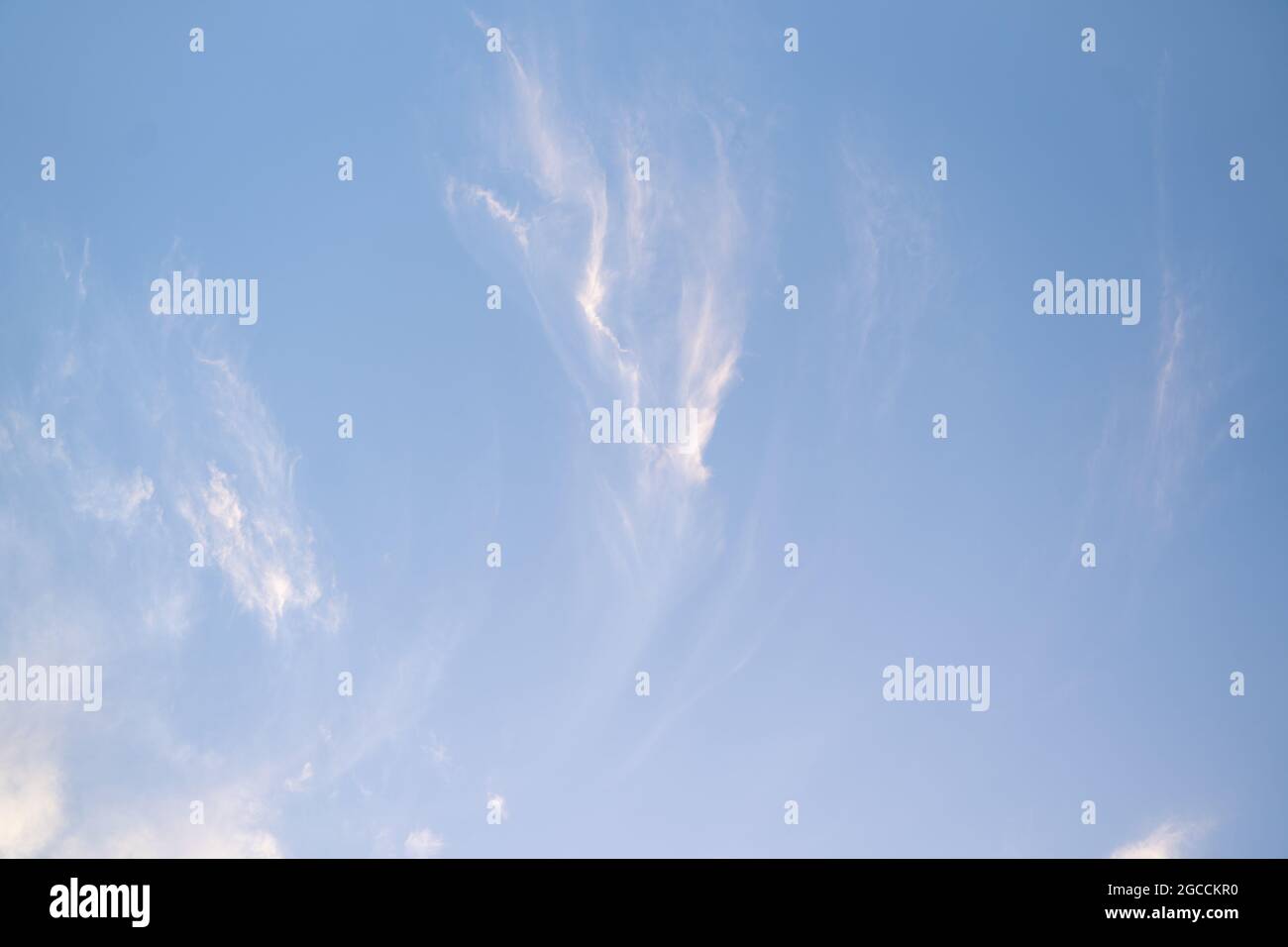 Nuvole bianche sparse nel blu del cielo estivo Foto Stock