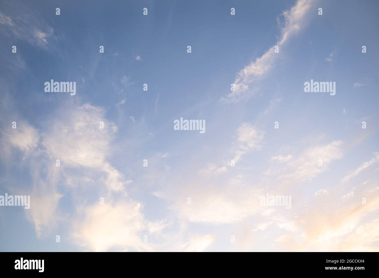 Splendido cielo blu con morbide nuvole bianche il giorno d'estate Foto Stock