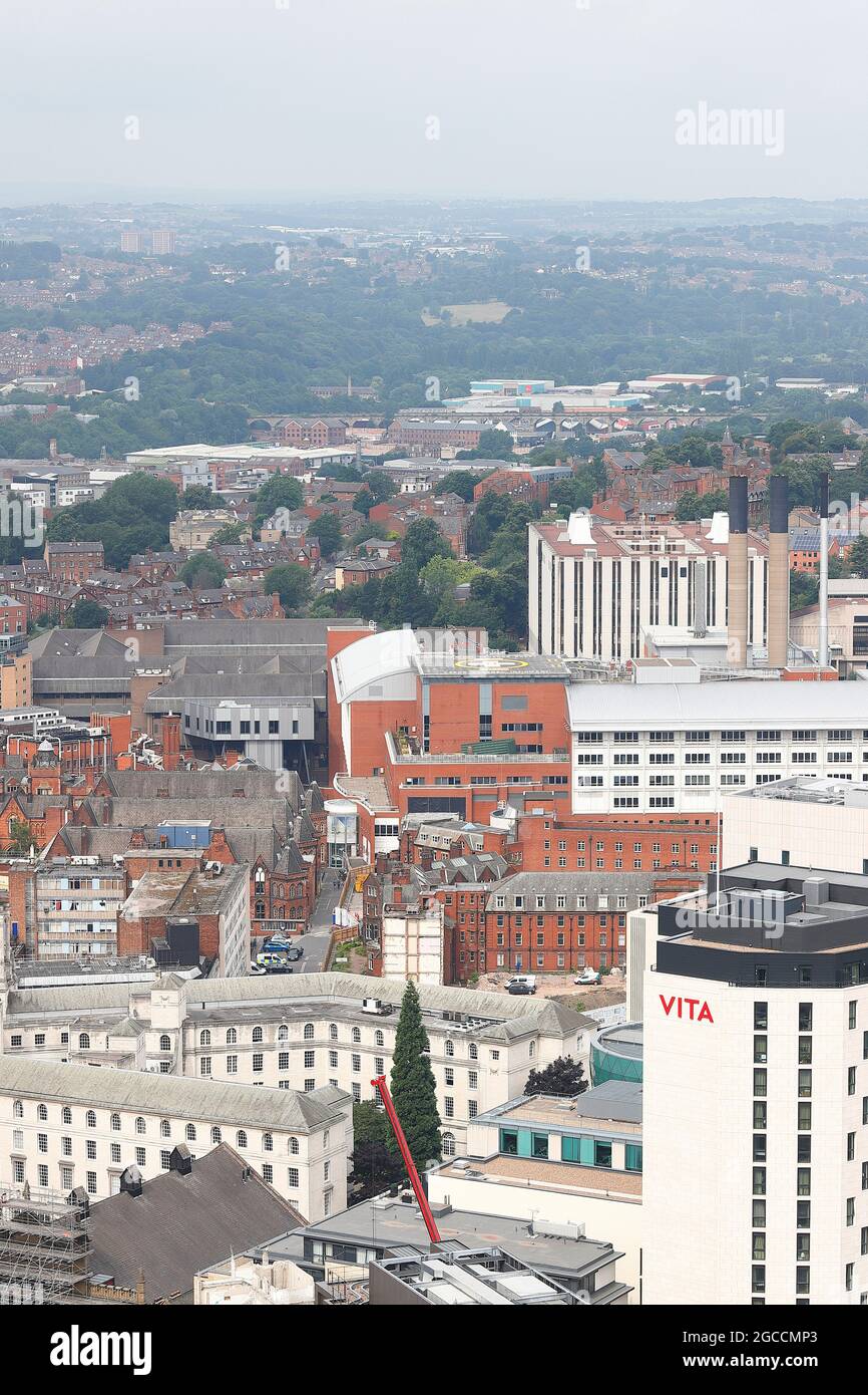 Una delle molte vedute del centro citta' di Leeds dalla cima dell'edificio piu' alto dello Yorkshire, 'Altus House' Foto Stock